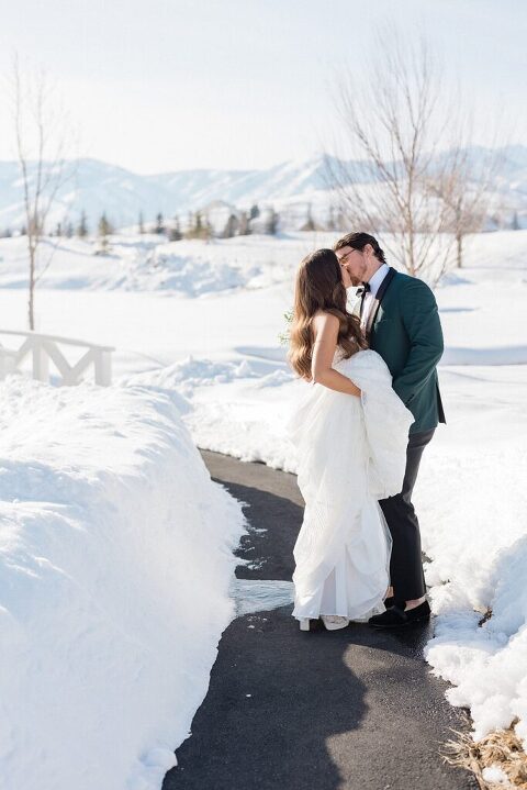 River Bottoms Ranch winter wedding photo | Park City Utah winter wedding | Wedding in the mountains in winter | Pros and cons of a winter wedding