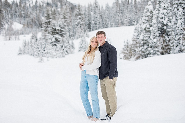 Snowy winter engagement photos | Engagement pictures in the snow | Winter engagement pictures location ideas | Whitney Hunt Photography