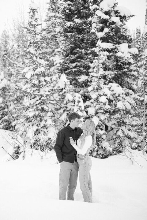 Snowy winter engagement photos | Engagement pictures in the snow | Winter engagement pictures location ideas | Whitney Hunt Photography